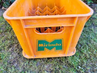 Caja de plástico naranja Mirinda