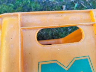 Caja de plástico naranja Mirinda