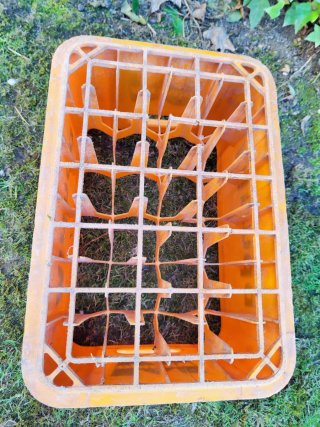 Caja de plástico naranja Mirinda