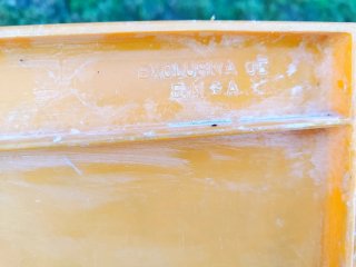 Caja de plástico naranja Mirinda
