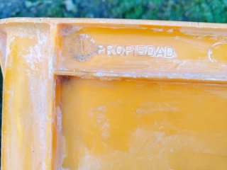 Caja de plástico naranja Mirinda