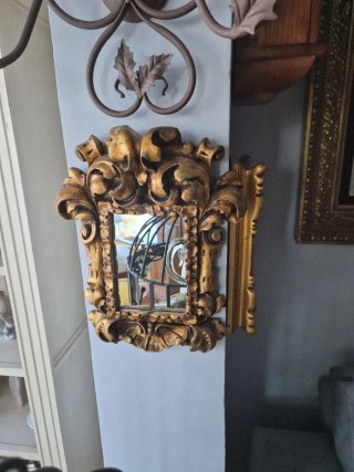 Precioso espejo dorado con marco ornamentado