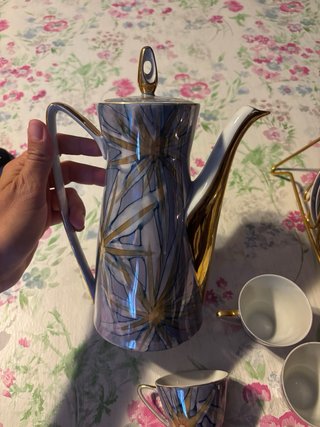 Set caffè elegante con bicchieri e caraffa viola e oro