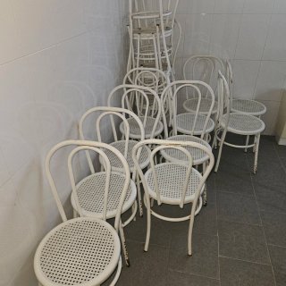 19 Sillas antiguas de metal blancas