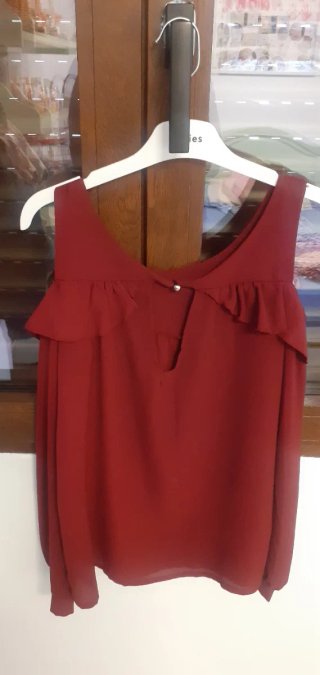 Blusa roja con volantes