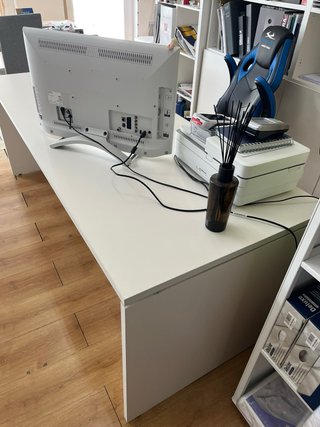 Tavolo da ufficio bianco e in legno