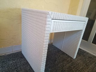 Mesa de noche de mimbre blanca