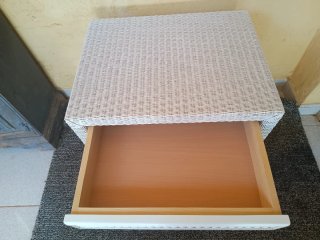Mesa de noche de mimbre blanca
