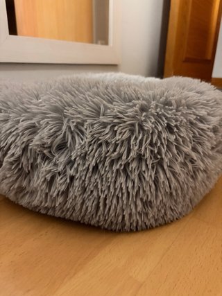 Cama para mascotas suave gris