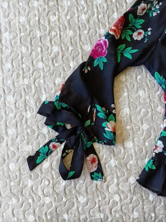 Blusa floral negra con lazo