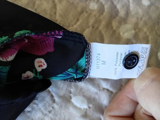 Blusa floral negra con lazo