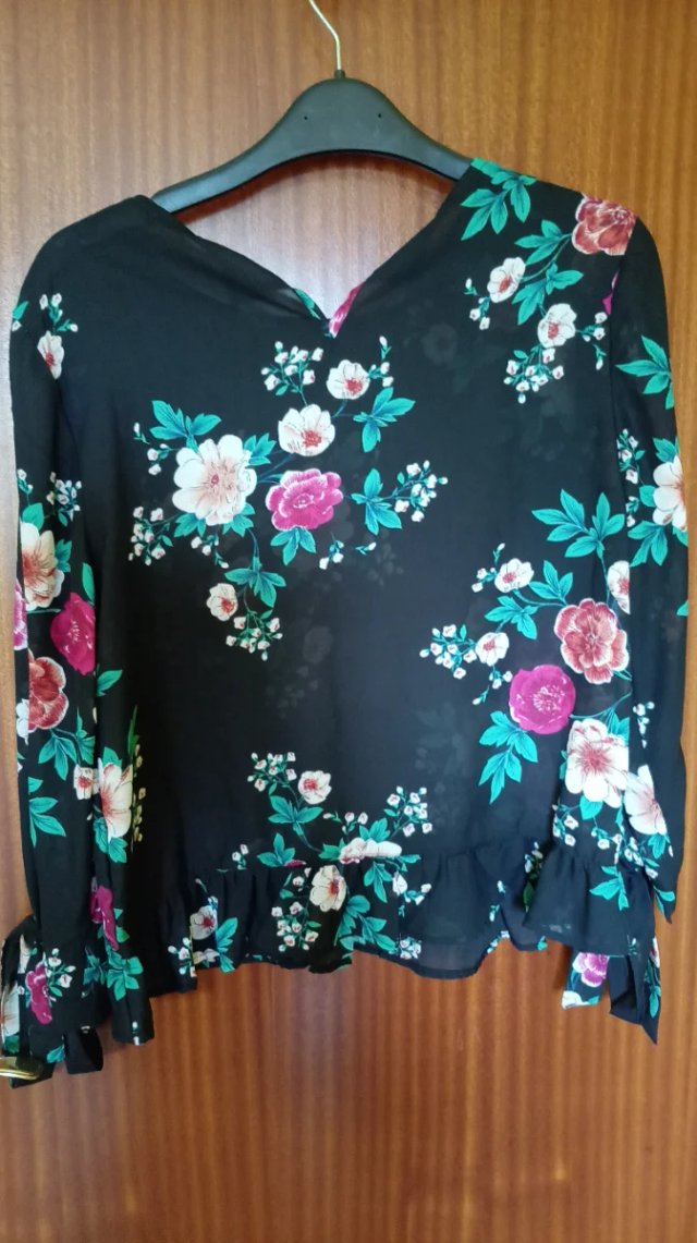 Blusa floral negra con lazo
