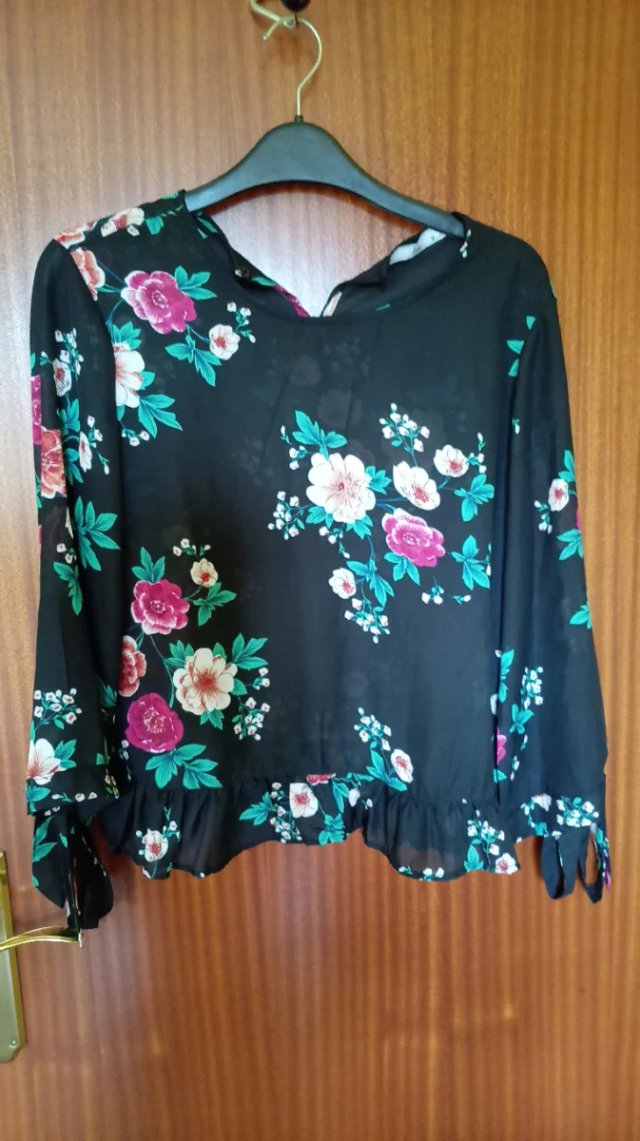 Blusa floral negra con lazo
