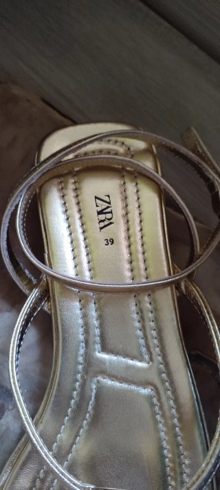 Sandalias doradas Zara