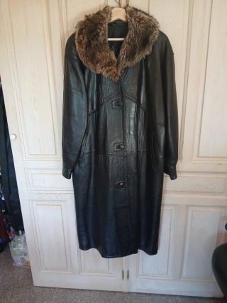 Abrigo de piel negro con cuello de pelo
