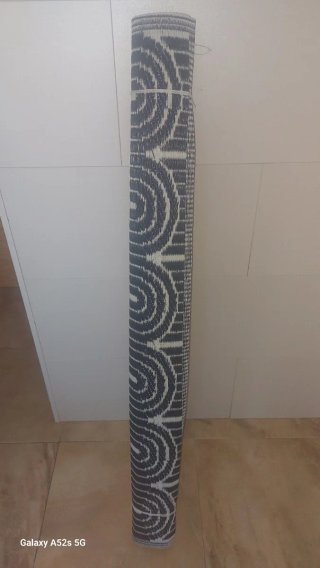 Alfombra de plástico gris y blanco