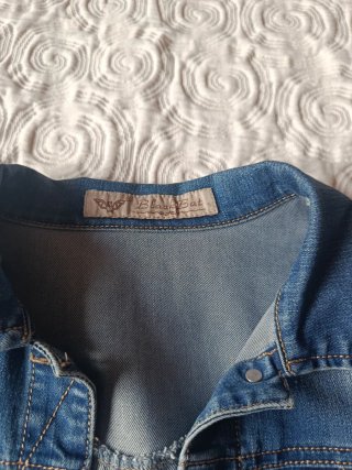 Cazadora vaquera entallada efecto desgastado
