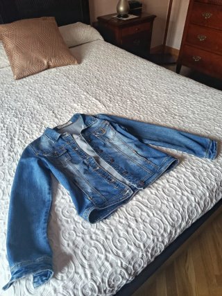 Cazadora vaquera entallada efecto desgastado