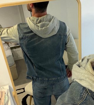 Chaqueta vaquera con capucha gris