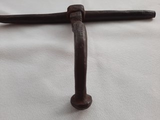 Cerrojo antiguo forja asa curva, pesa 292 gramos