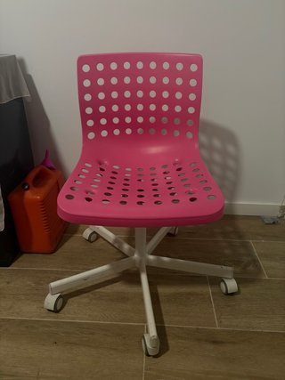 Silla de escritorio rosa con ruedas