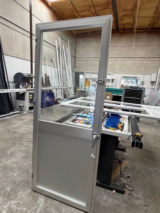 Ventanas de aluminio correderas y puerta abatible