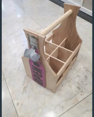 Botellero de madera con abridor