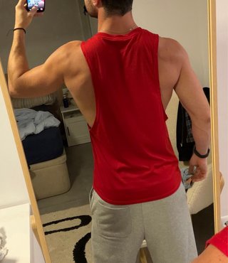 Camiseta deportiva sin mangas roja