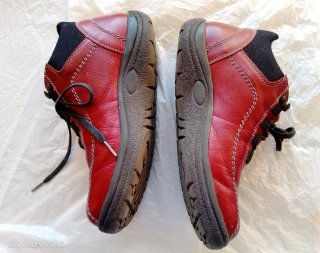 Botas de montaña rojas y negras