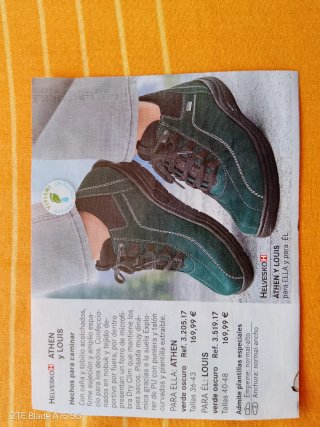 Botas de montaña rojas y negras