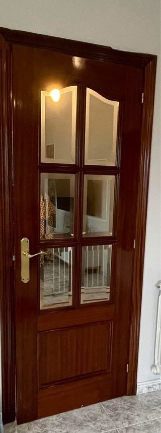 Puerta de madera con cristal
