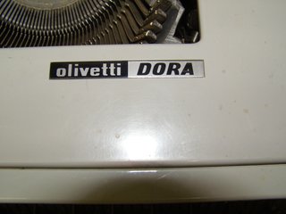 Máquina de escribir Olivetti DORA