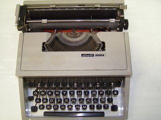 Máquina de escribir Olivetti DORA