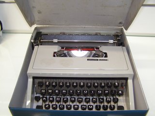 Máquina de escribir Olivetti DORA