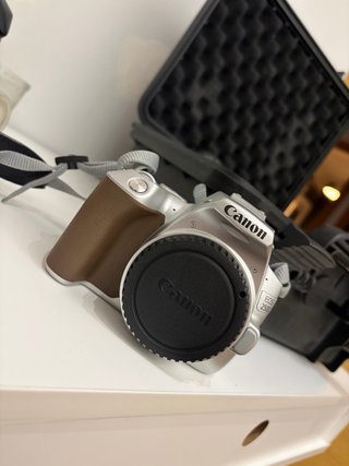 Canon EOS 250D + 3 objetivos + accesorio + maleta