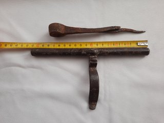 Cerrojo de forja antiguo con asa curva y enganche