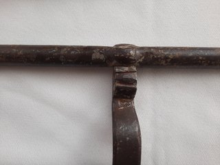 Cerrojo de forja antiguo con asa curva y enganche
