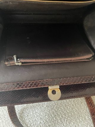 Bolso de mano piel serpiente.