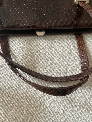 Bolso de mano piel serpiente.