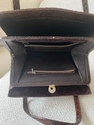 Bolso de mano piel serpiente.
