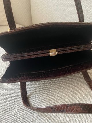 Bolso de mano piel serpiente.