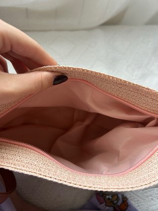 Bolso de mimbre rosa con detalles dorados