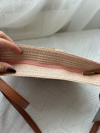 Bolso de mimbre rosa con detalles dorados