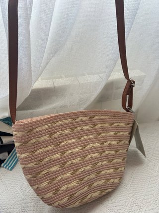 Bolso de mimbre rosa con detalles dorados