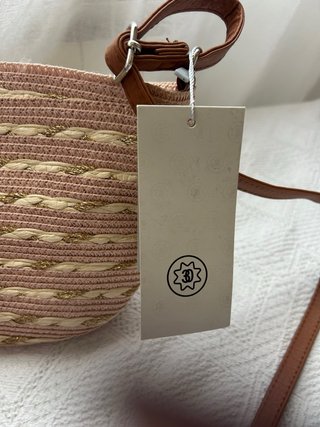 Bolso de mimbre rosa con detalles dorados