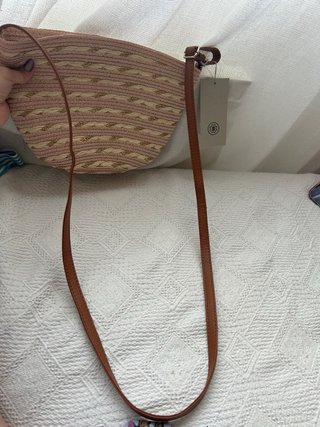 Bolso de mimbre rosa con detalles dorados