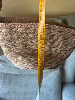 Bolso de mimbre rosa con detalles dorados