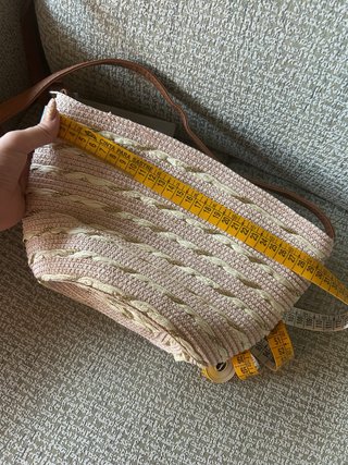 Bolso de mimbre rosa con detalles dorados