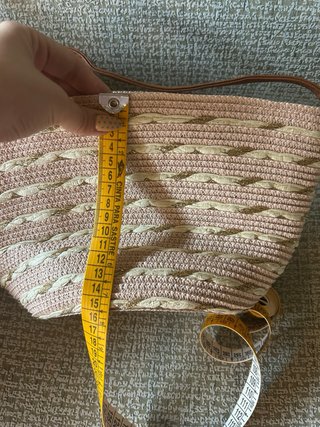 Bolso de mimbre rosa con detalles dorados