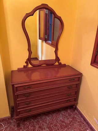 Cómoda de madera con espejo